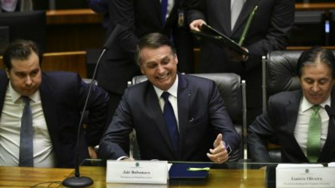 bolsonaro-assina-decreto-que-fixa-salario-minimo-em-r-998-em-2019-0