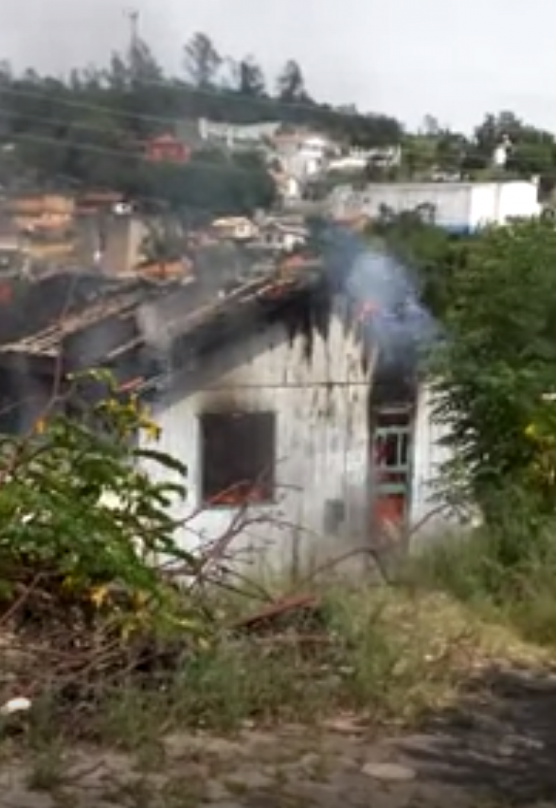 bombeiros-de-tubarao-e-capivari-tentam-apagar-incendio-em-residencia-no-morro-do-beck-1