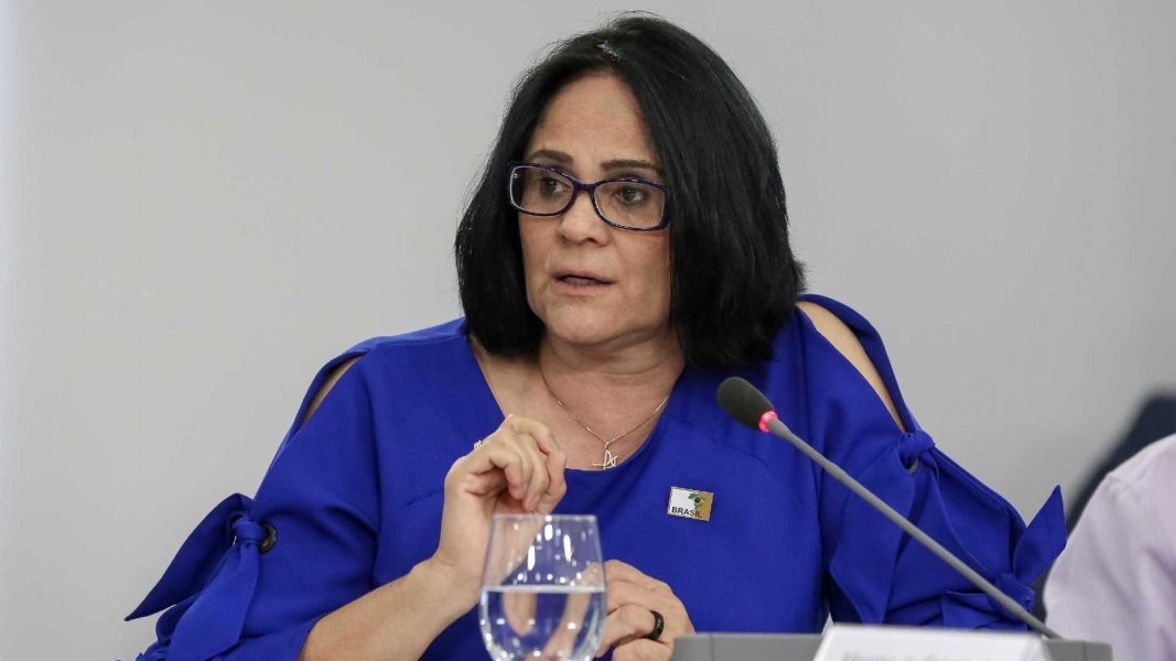 busca-por-damares-no-google-cresce-1-550-apos-fala-sobre-rosa-e-azul-1