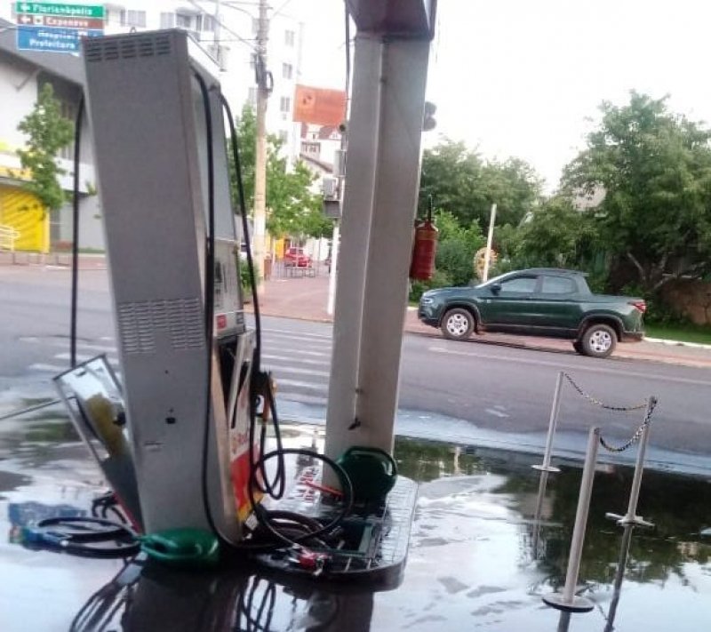 carro-bate-em-bomba-de-combustivel-e-fere-frentista-em-sao-joaquim-1