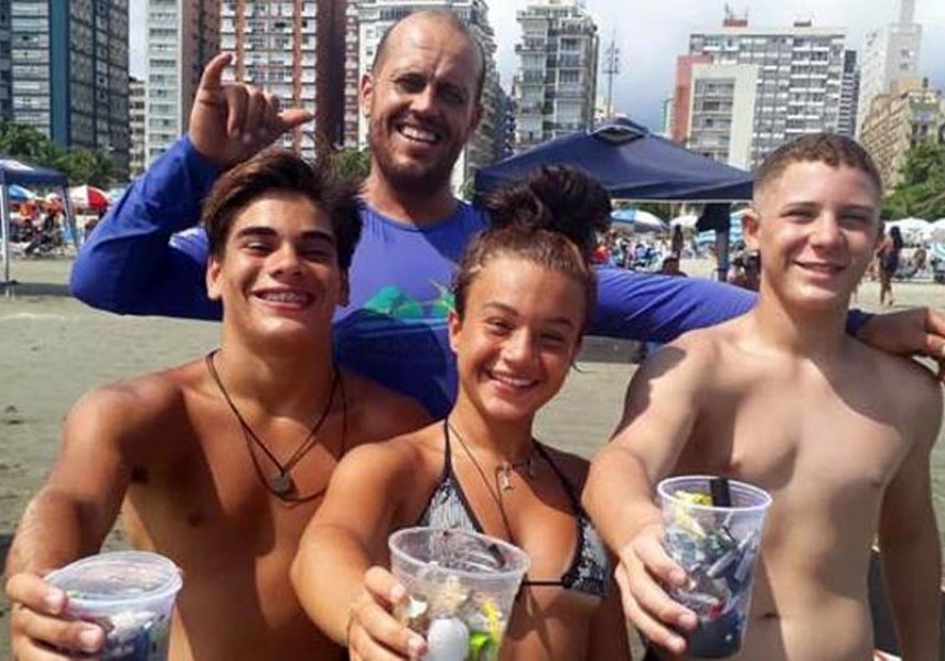 ele-troca-copo-com-microlixo-por-aula-gratuita-de-stand-up-paddle-1