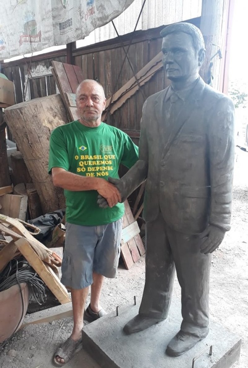 estatua-de-sergio-moro-e-feita-na-serra-gaucha-1