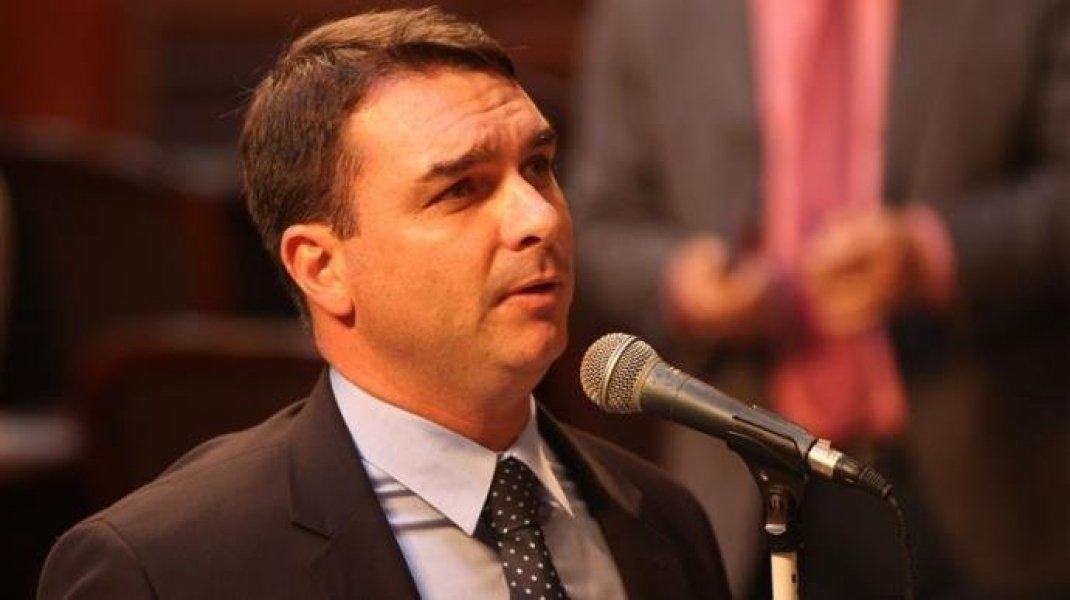 flavio-bolsonaro-recebeu-r-100-mil-em-48-depositos-suspeitos-diz-jornal-1