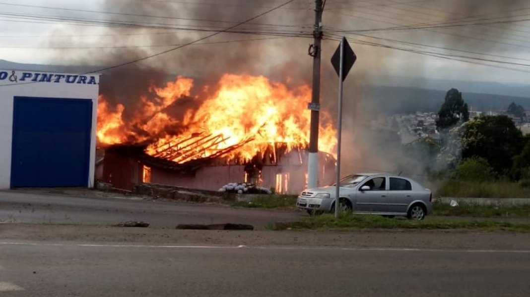 incendio-destroi-casa-de-madeira-em-lages-1