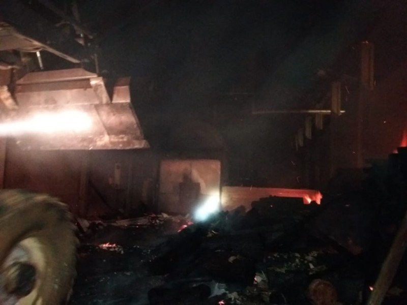 incendio-destroi-deposito-de-lenha-em-braco-do-norte-1
