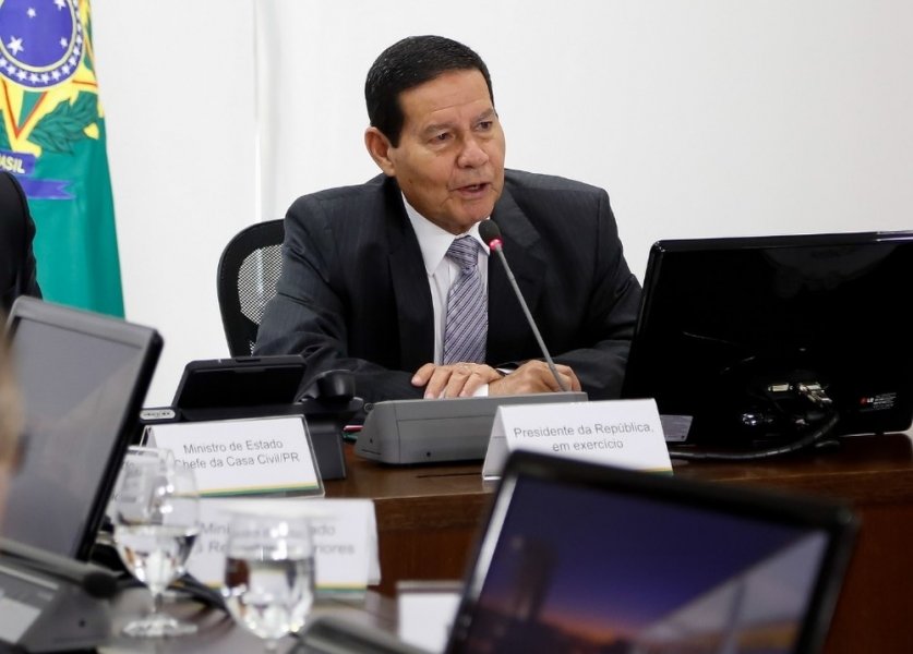 mourao-diz-que-autorizar-lula-a-ir-ao-velorio-do-irmao-e-questao-humanitaria-1