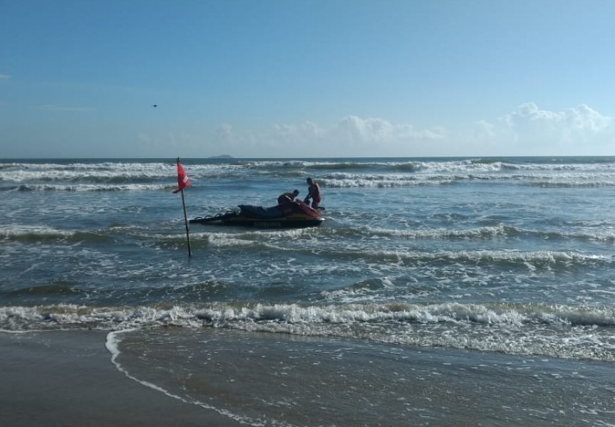 mulher-foi-vista-caminhando-na-praia-pouco-antes-de-ser-encontrada-morta-1
