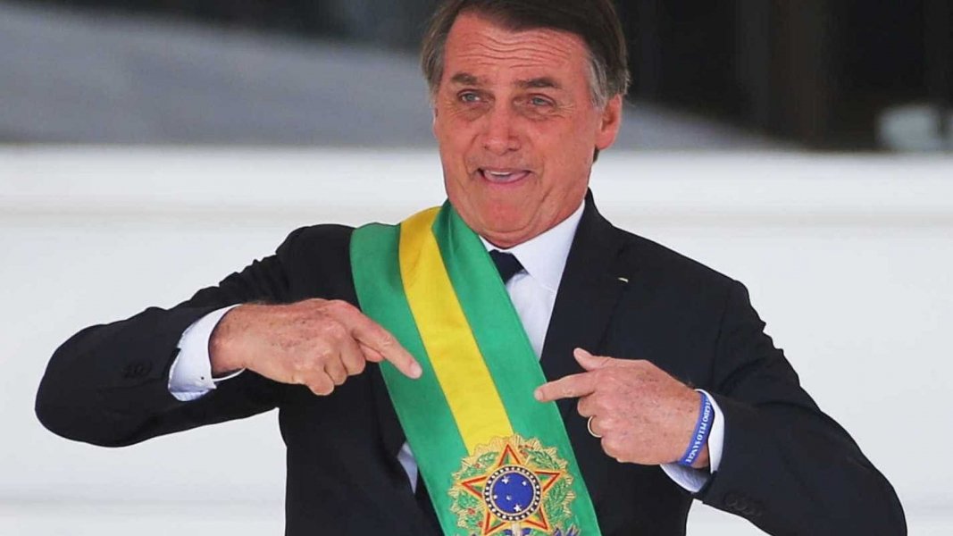 por-seguranca-bolsonaro-usou-colete-a-prova-de-balas-em-cerimonia-1
