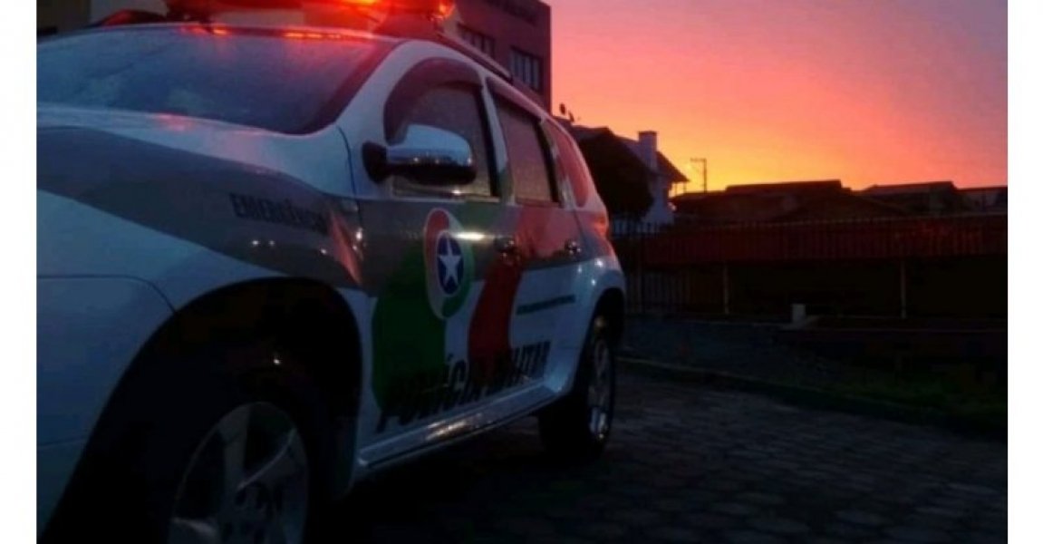 apos-se-recusar-a-apagar-fogueira-homem-xinga-e-ameaca-pms-resiste-a-prisao-mas-e-detido-por-tres-policiais-1