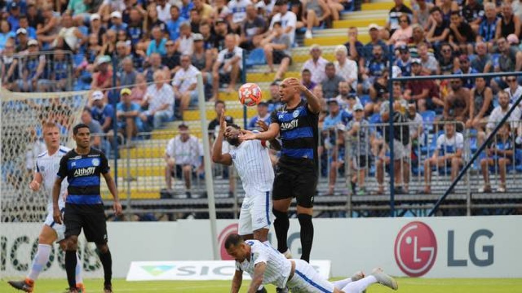 avai-vence-o-tubarao-e-segue-proximo-dos-lideres-chape-e-figueira-1