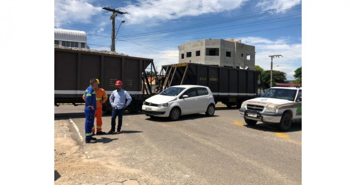 carro-colide-em-trem-em-imbituba-1