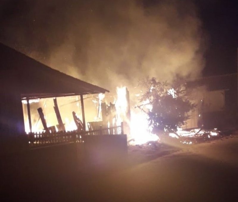 casa-e-destruida-por-incendio-no-municipio-de-gravatal-1