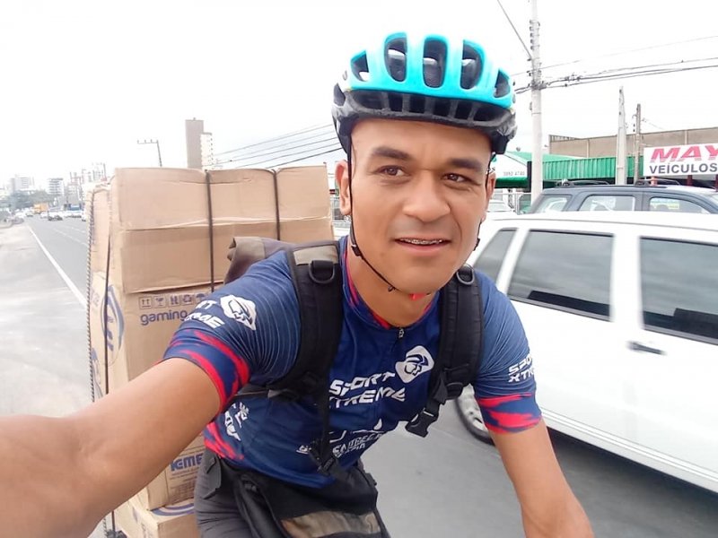 conhece-o-fabricio-aquele-moco-que-usa-a-bike-para-fazer-entregas-em-tubarao-1