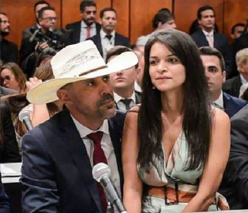 deputado-de-goias-toma-posse-de-chapeu-e-com-esposa-no-colo-1
