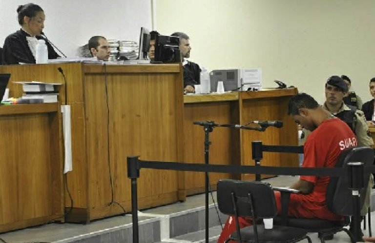 Goleiro Bruno é punido após ser flagrado com mulheres em bar e perde direito de trabalhar fora