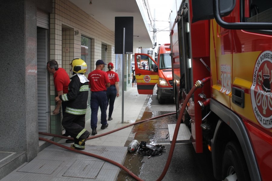 incendio-em-centro-comercial-assusta-moradores-em-icara-1