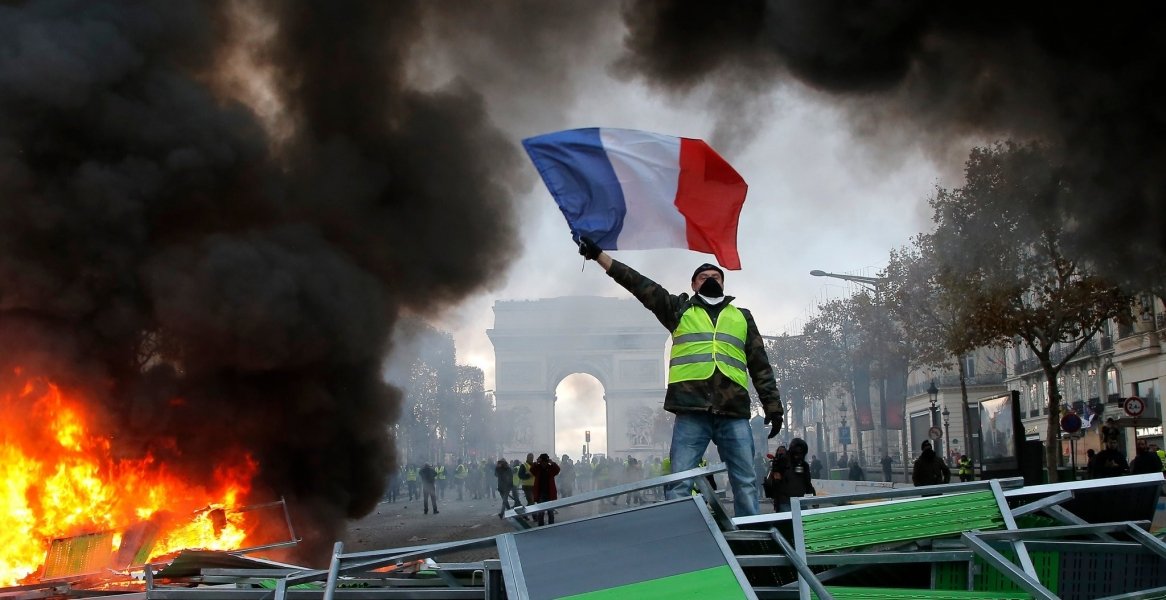 internacional-manifestante-perde-a-mao-em-protesto-dos-coletes-amarelos-em-paris-1