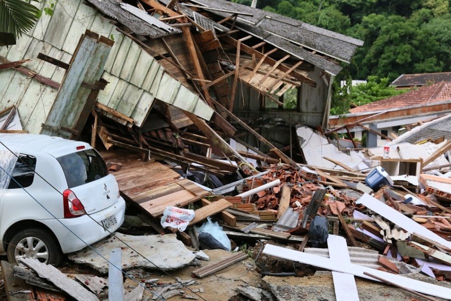 jovem-e-detida-apos-saquear-casas-atingidas-por-desmoronamento-em-guaramirim-1