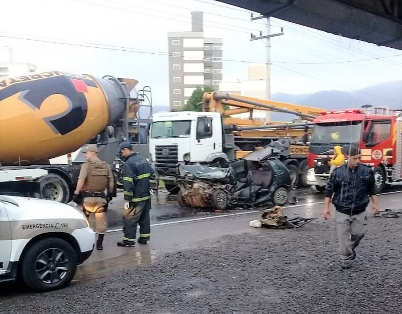 motorista-fica-preso-as-ferragens-apos-colisao-frontal-em-sao-ludgero-0