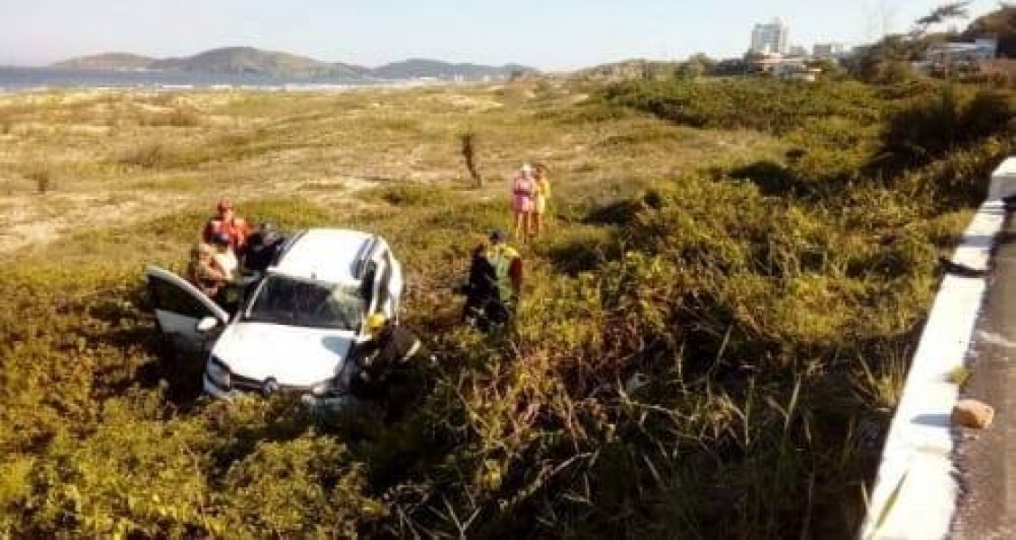 mulher-perde-o-controle-da-direcao-e-capota-carro-na-praia-do-iro-em-laguna-1