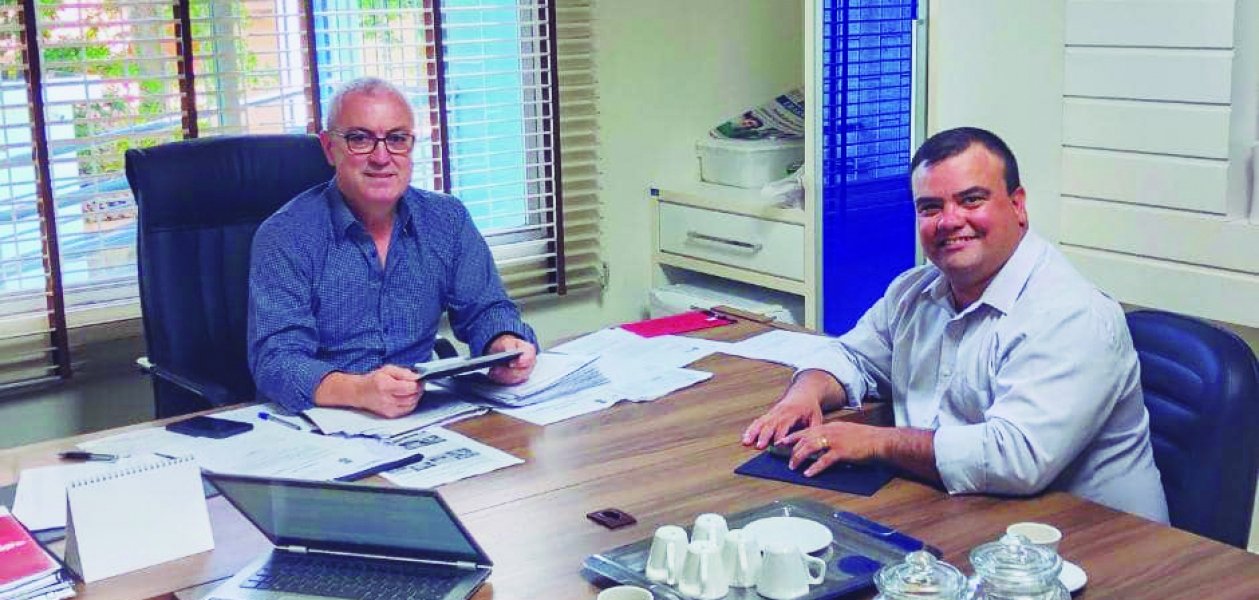 oab-nova-diretoria-da-subsecao-de-tb-toma-posse-nesta-terca-1 O presidente da Câmara de Tubarão, Jairo Cascães recebeu do presidente eleito da OAB da Cidade Azul, Erivelton Fileti, o convite de posse da nova diretoria