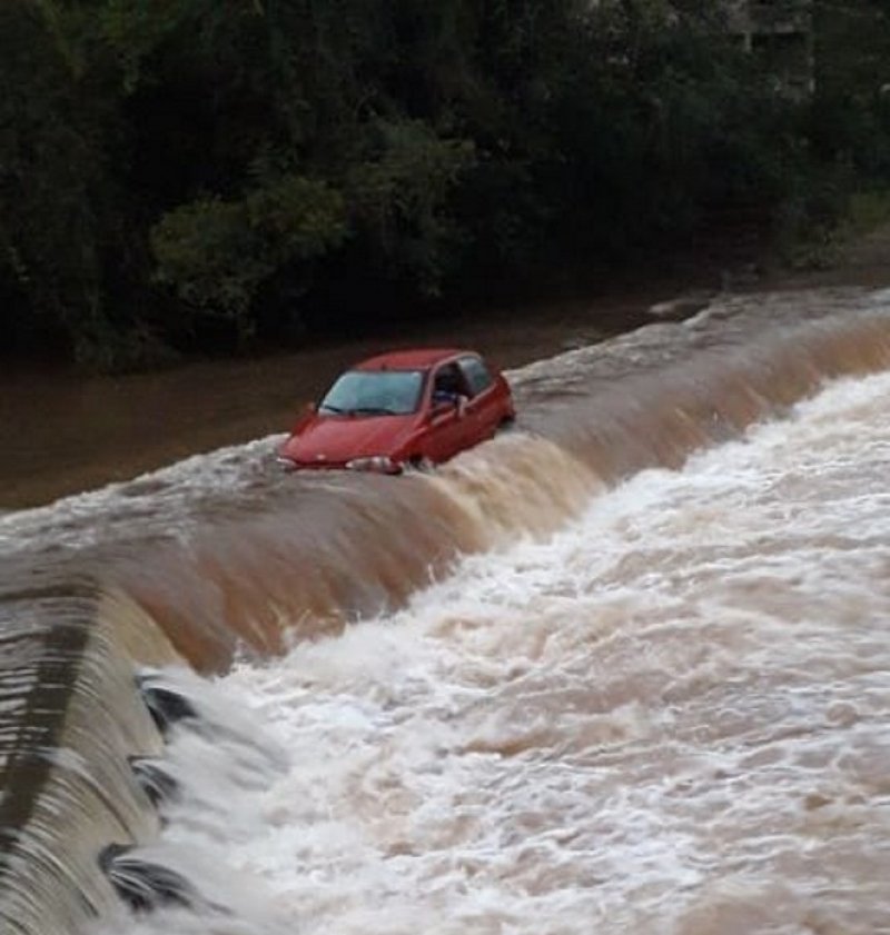 veiculo-fica-ilhado-em-ponte-no-interior-de-ita-1
