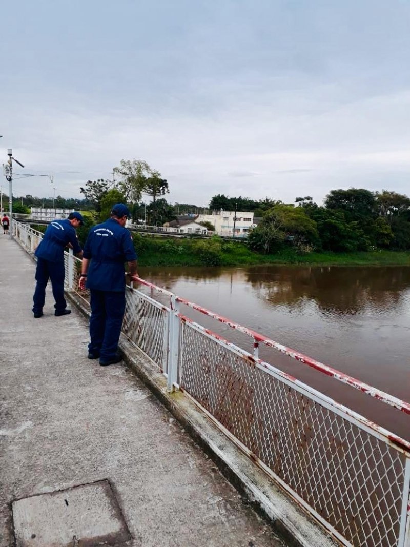 bombeiros-salvam-mulher-que-caiu-no-rio-ararangua-1