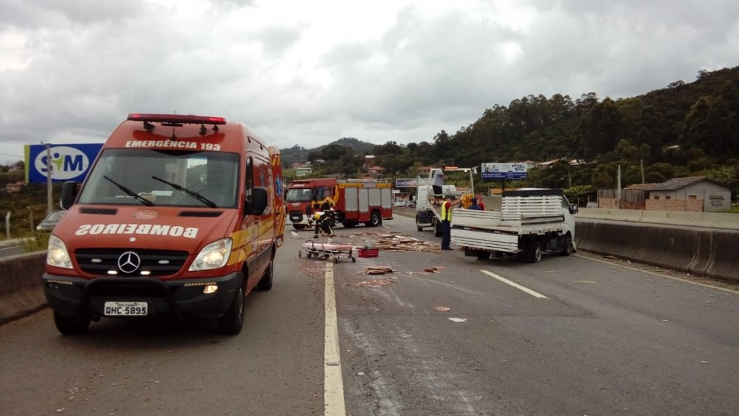 caminhao-capota-e-deixa-transito-lento-na-br-101-em-pescaria-brava-1
