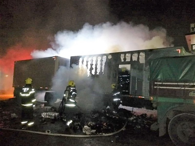 caminhao-e-atingido-por-incendio-em-tubarao-1