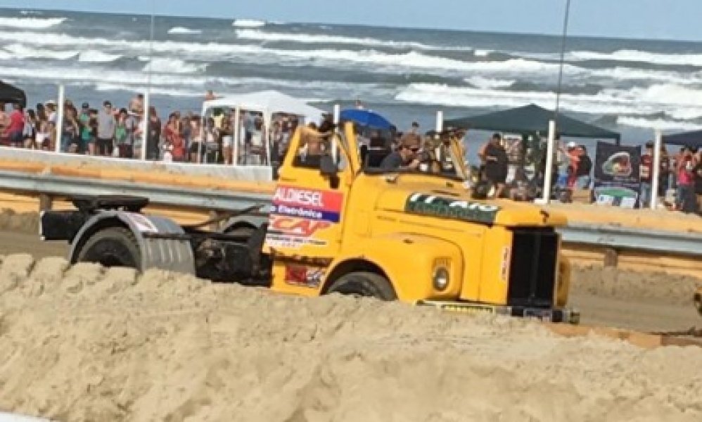 capotamento-deixa-motorista-gravemente-ferido-na-arrancada-de-caminhoes-1