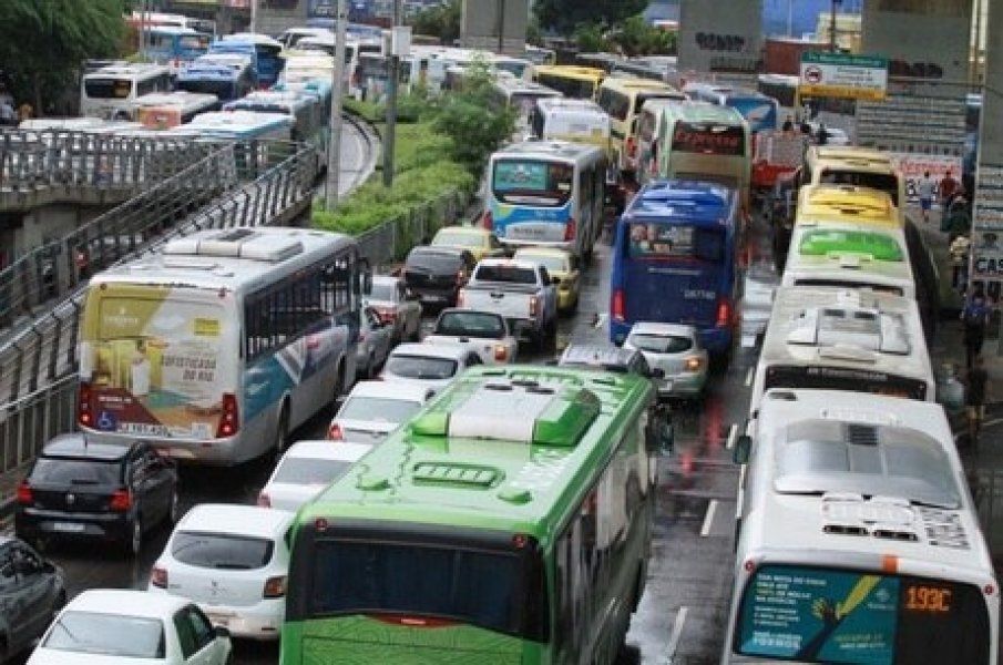 carros-alegoricos-bloqueiam-saida-de-onibus-da-rodoviaria-novo-rio-1