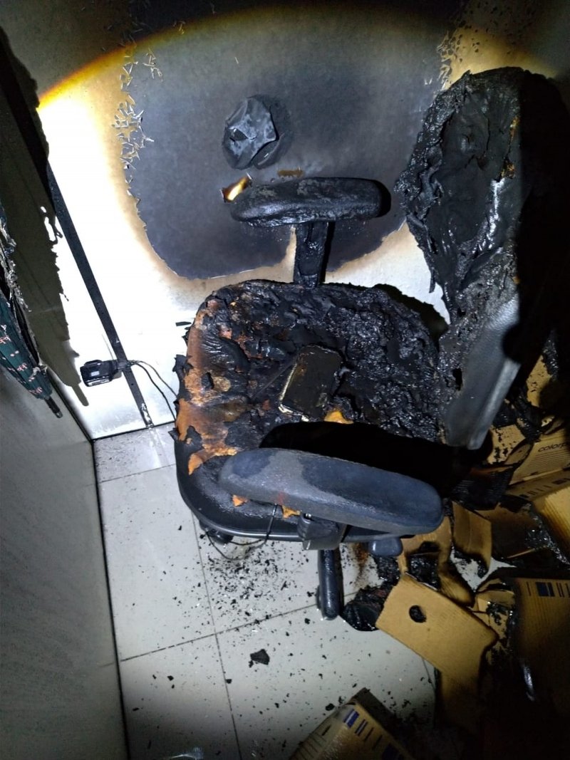 celular-esquecido-conectado-a-tomada-em-cadeira-provoca-incendio-em-sala-de-predio-comercial-1