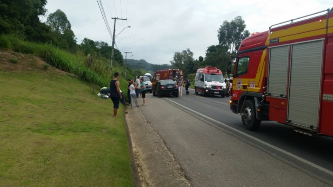 colisao-entre-carro-e-caminhao-e-deixa-homem-ferido-em-gravatal-1