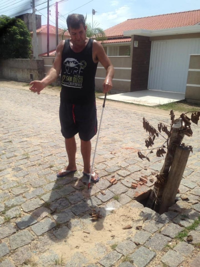 deficiente-visual-cai-em-buraco-em-rua-de-tubarao-1