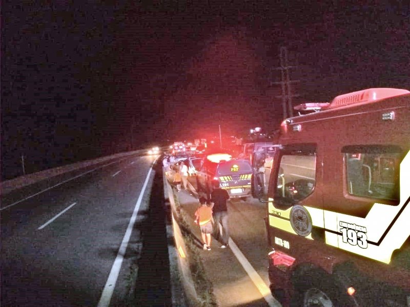 engavetamento-entre-6-veiculos-e-registrado-na-br-101-em-tubarao-1