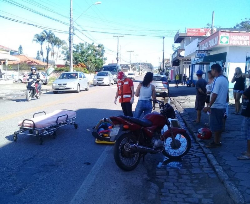 homem-fica-ferido-apos-acidente-entre-carro-e-moto-em-laguna-1