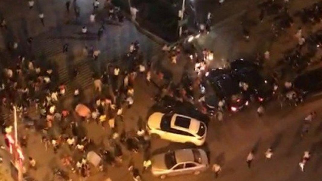 homem-joga-carro-contra-multidao-e-mata-seis-na-china-1