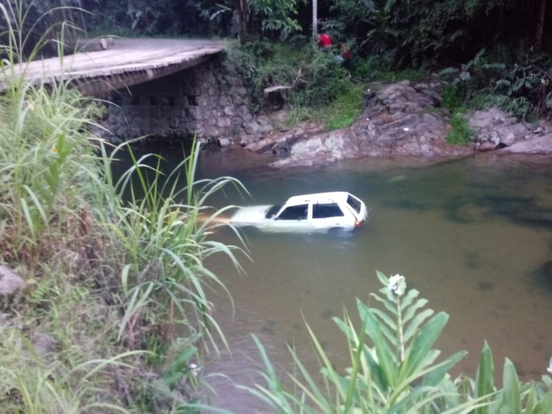 idoso-morre-apos-carro-cair-de-ponte-em-blumenau-1