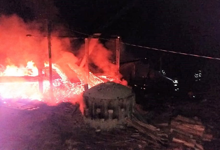 incendio-deixa-prejuizo-de-r-300-mil-para-fabricante-de-carvao-vegetal-em-rio-fortuna-1