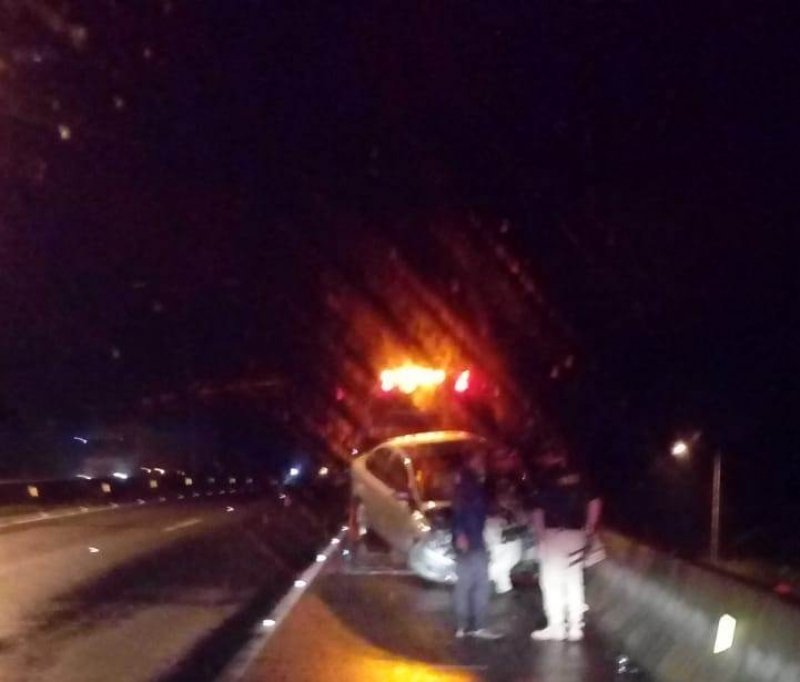 laguna-motorista-perde-o-controle-de-carro-e-colide-com-mureta-na-br-101-1