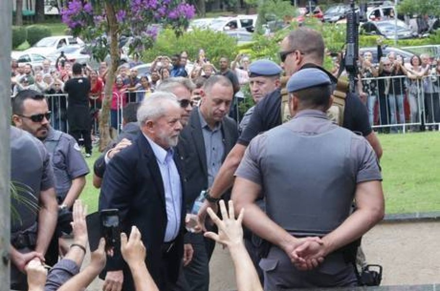 lula-inicia-retorno-a-carceragem-da-pf-em-curitiba-apos-velorio-do-neto-1