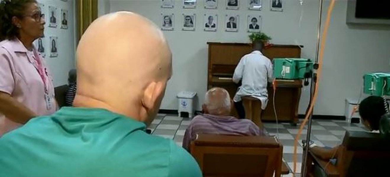 medico-toca-piano-para-pacientes-em-hospital-de-criciuma-a-musica-e-um-calmante-natural-1
