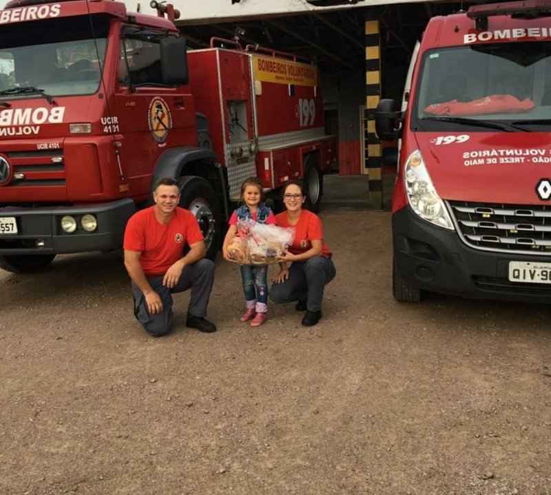 menina-de-4-anos-realiza-sonho-de-conhecer-os-bombeiros-de-jaguaruna-1