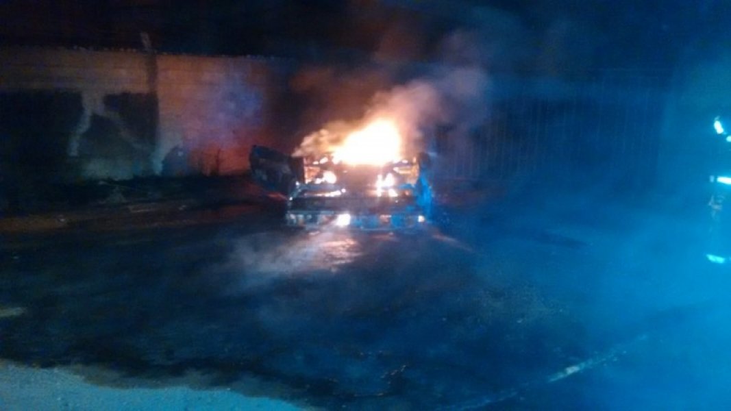 veiculo-e-atingido-por-incendio-em-morro-da-fumaca-1