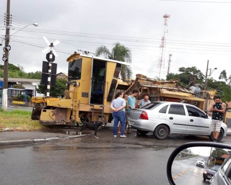 carro-bate-em-veiculo-de-transporte-da-linha-ferrea-em-capivari-de-baixo-1