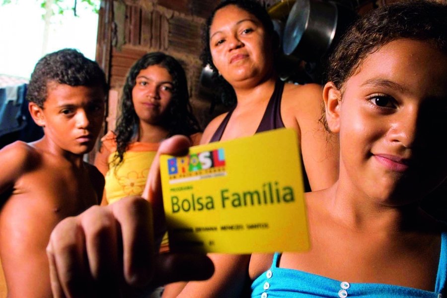 governo-anuncia-13o-salario-para-beneficiarios-do-bolsa-familia-0 Foto: Anderson Schneider