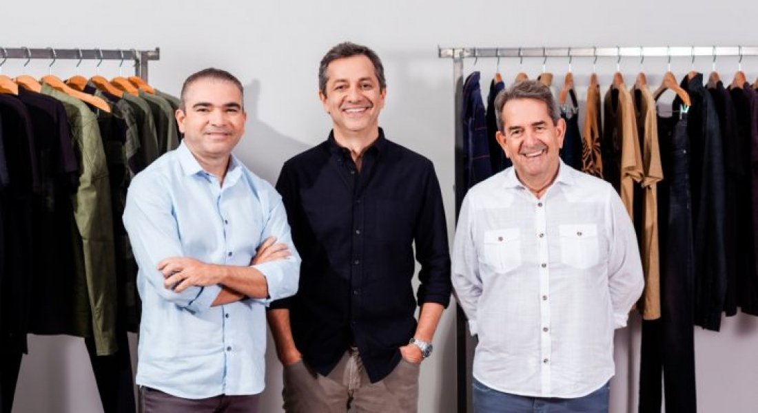 grupo-de-moda-pasquini-muda-sede-de-sp-para-itajai-e-projeta-dobrar-de-tamanho-em-5-anos-1 Delton Batista (vice-presidente do Grupo Pasquini); Raritom Pasquini (presidente) e Antonino Pasquini (presidente do conselho). Foto: Raphael Günther