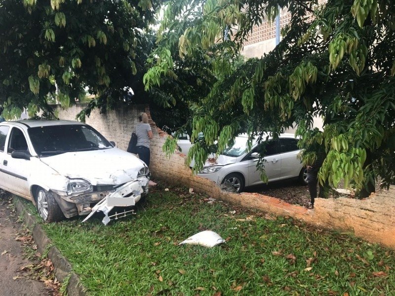 homem-furta-carro-e-colide-em-muro-de-escola-em-criciuma-1
