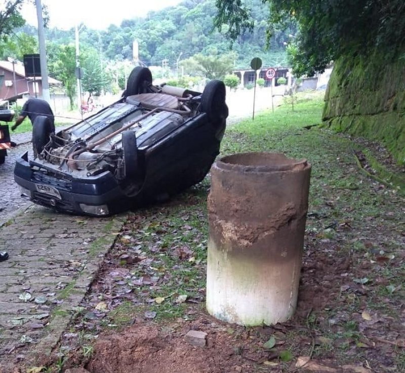 motorista-capota-carro-em-orleans-1