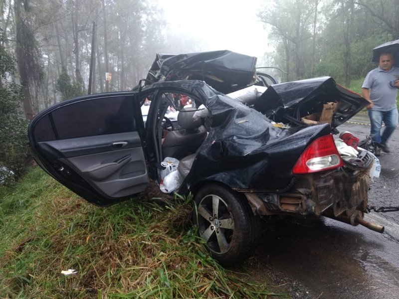 motorista-morre-apos-carro-sair-da-pista-e-bater-em-arvore-em-sc-1